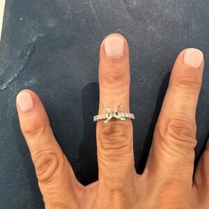 Dazzling Silver Women's Ring with Crystals
